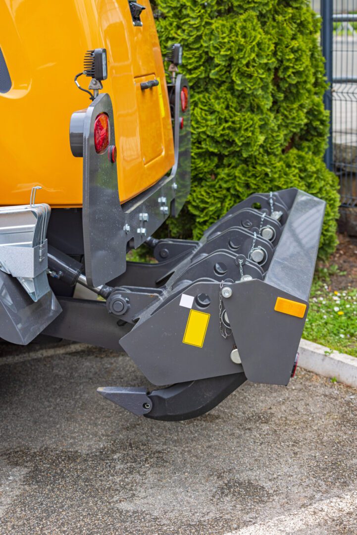Garbage truck lifting mechanism detail